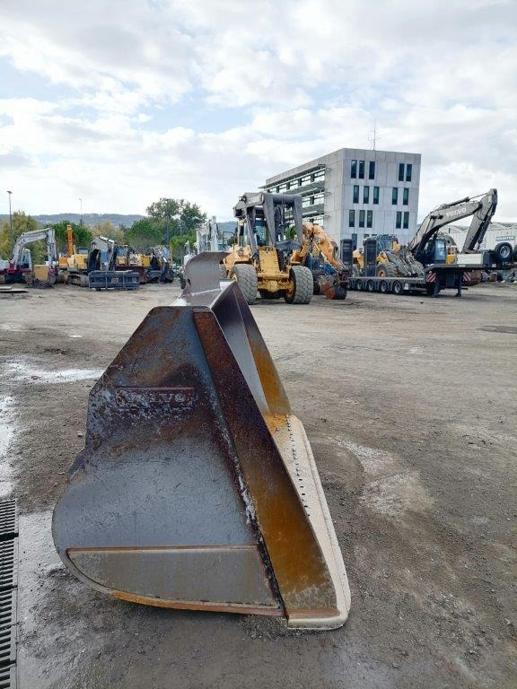 VOLVO loader bucket 2800 mm - Utovarna kašika za Utovarivač točkaš: slika 3 VOLVO loader bucket 2800 mm - Utovarna kašika za Utovarivač točkaš: slika 3