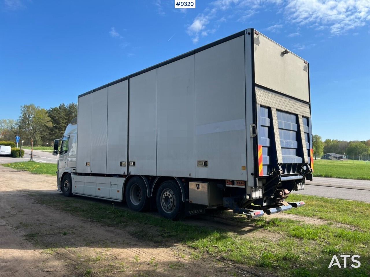 Box truck Volvo FM 6x2 with openable left side and tail lift - Kamion sa zatvorenim sandukom: slika 3 Box truck Volvo FM 6x2 with openable left side and tail lift - Kamion sa zatvorenim sandukom: slika 3