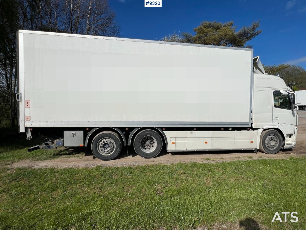 Box truck Volvo FM 6x2 with openable left side and tail lift - Kamion sa zatvorenim sandukom: slika 2 Box truck Volvo FM 6x2 with openable left side and tail lift - Kamion sa zatvorenim sandukom: slika 2