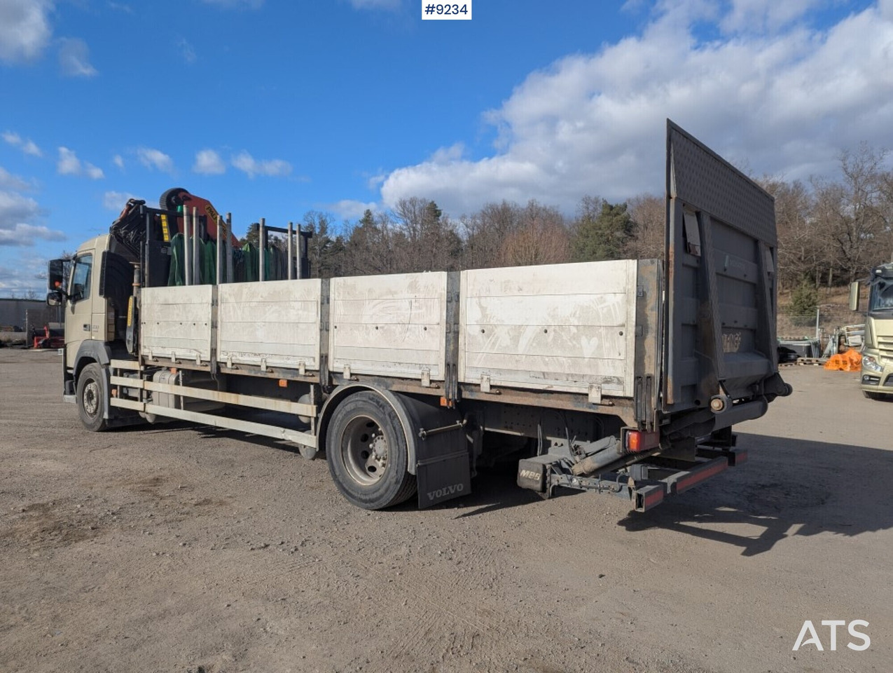 Crane Truck Volvo FM 330 4X2 with tail lift - Kamion sa tovarnim sandukom, Kamion sa dizalicom: slika 4 Crane Truck Volvo FM 330 4X2 with tail lift - Kamion sa tovarnim sandukom, Kamion sa dizalicom: slika 4