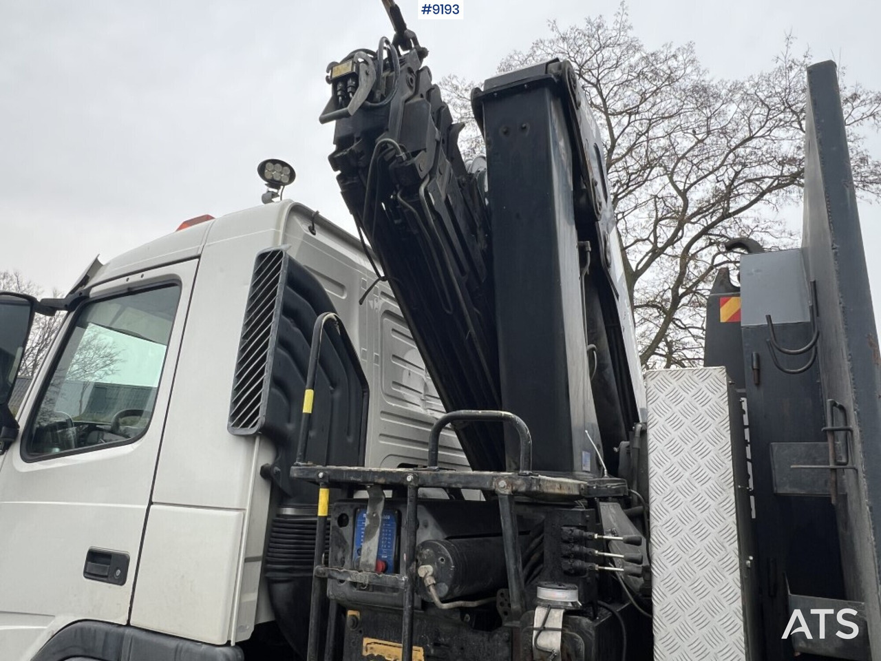Crane truck VOLVO FM 6*2 with Flatbed and Gravel flatbed (See Video) - Kamion sa dizalicom: slika 4 Crane truck VOLVO FM 6*2 with Flatbed and Gravel flatbed (See Video) - Kamion sa dizalicom: slika 4