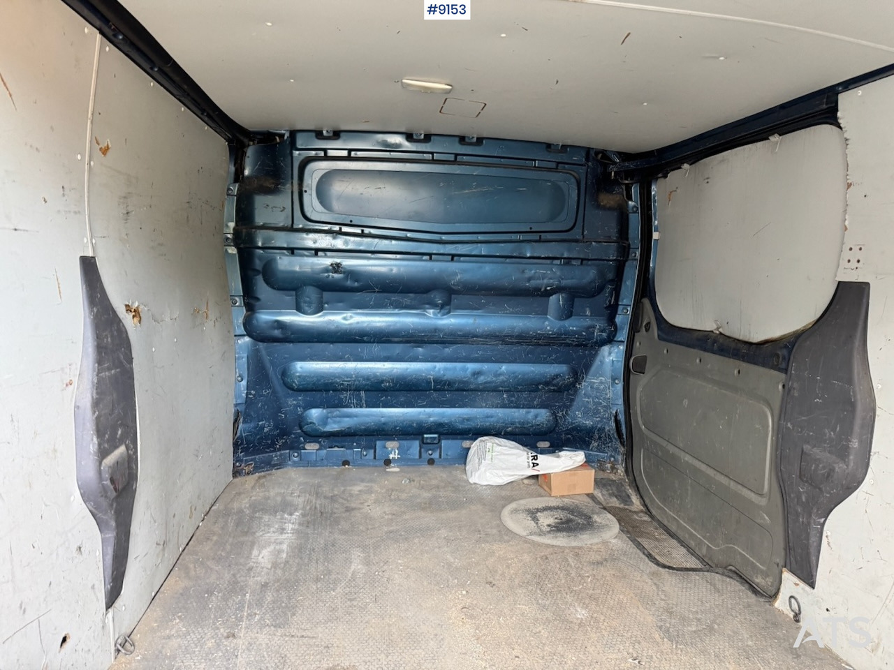 Renault Trafic Van with 2 sets of tires (VIDEO) - Furgon: slika 4 Renault Trafic Van with 2 sets of tires (VIDEO) - Furgon: slika 4