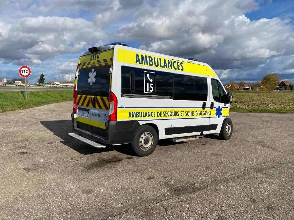 Fiat LES DAUPHINS/DUCATO TORINO 2.3M-Jet 160 endommagée - Vozilo hitne pomoći: slika 4 Fiat LES DAUPHINS/DUCATO TORINO 2.3M-Jet 160 endommagée - Vozilo hitne pomoći: slika 4