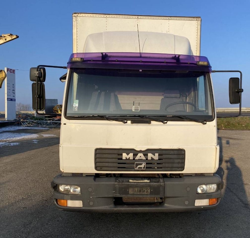MAN LE 220C a Réparer - Kamion sa zatvorenim sandukom: slika 2 MAN LE 220C a Réparer - Kamion sa zatvorenim sandukom: slika 2