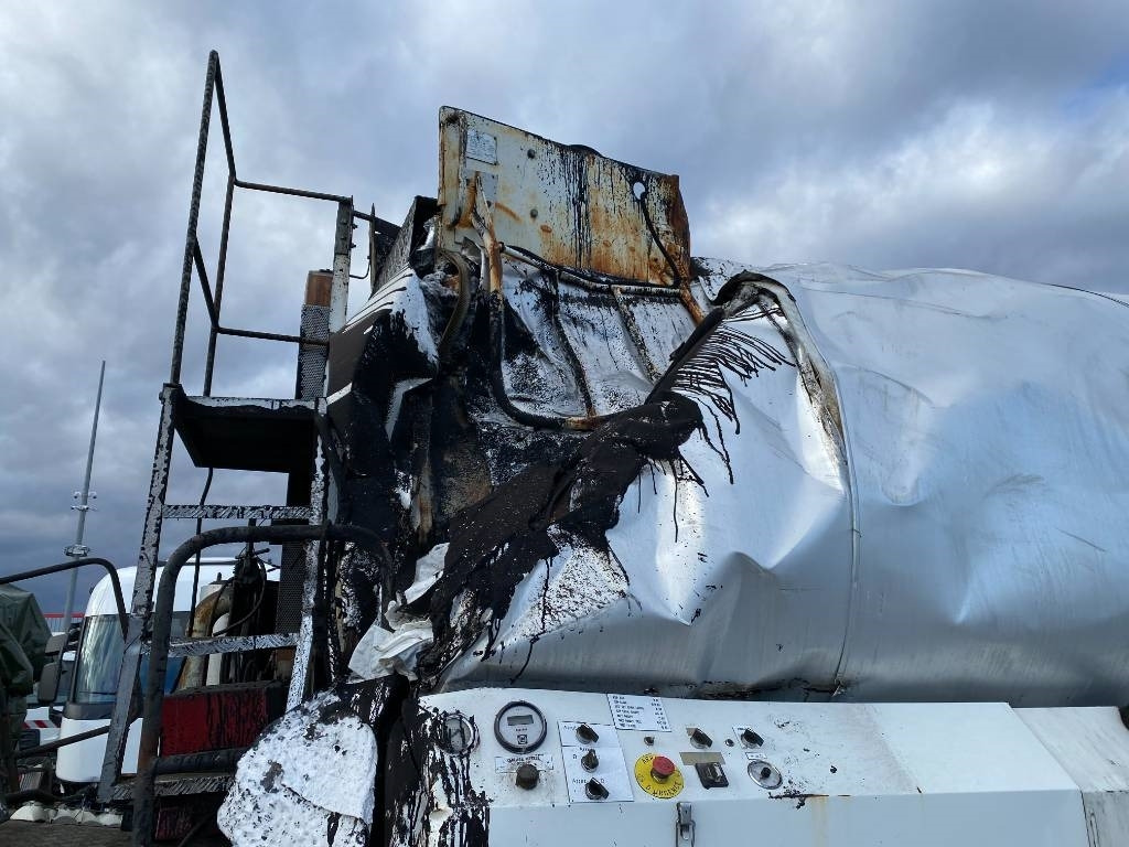 Kamion cisterna Mercedes-Benz ACTROS Mp2 2536/6x2 BVM -ACMAR CRAON Z12341: slika 42 Kamion cisterna Mercedes-Benz ACTROS Mp2 2536/6x2 BVM -ACMAR CRAON Z12341: slika 42