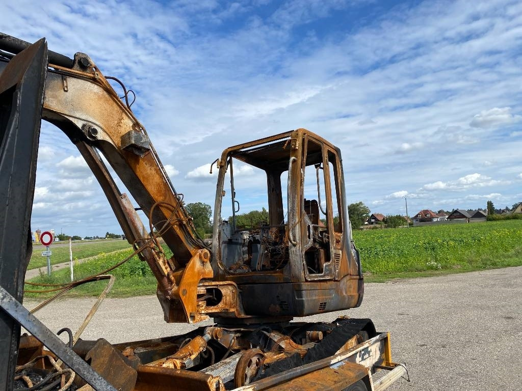 Takeuchi TB 250 + Brise roche et Godets endommagée  - Mini bager: slika 5 Takeuchi TB 250 + Brise roche et Godets endommagée  - Mini bager: slika 5