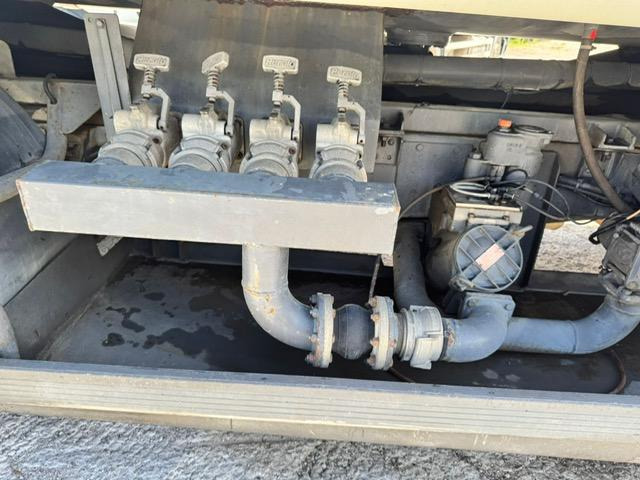 Kamion cisterna za prevoz goriva Renault MIDLUM 210 CITERNE MERCERON 11000 L 4 COMPARTIMENTS: slika 14