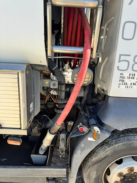 Kamion cisterna za prevoz goriva Renault MIDLUM 210 CITERNE MERCERON 11000 L 4 COMPARTIMENTS: slika 13