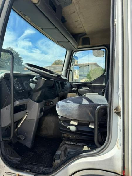 Kamion cisterna za prevoz goriva Renault MIDLUM 210 CITERNE MERCERON 11000 L 4 COMPARTIMENTS: slika 12