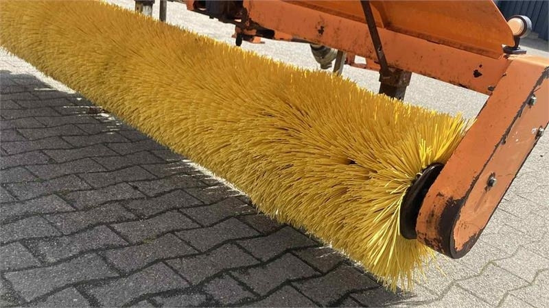 Nesbo FM 2400 S frontkost - Metle za Traktor: slika 1 Nesbo FM 2400 S frontkost - Metle za Traktor: slika 1