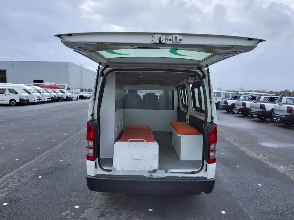 Novu Minibus, Putnički kombi Toyota Hiace STANDARD ROOF ambulance 2.5L Diesel Manual: slika 8