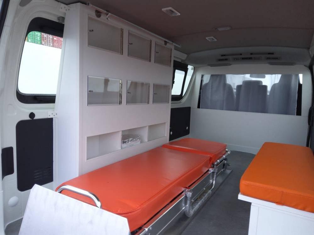 Novu Minibus, Putnički kombi Toyota Hiace STANDARD ROOF ambulance 2.5L Diesel Manual: slika 6