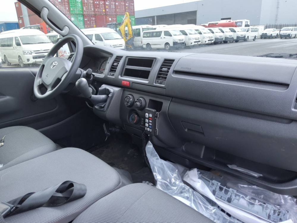 Novu Minibus, Putnički kombi Toyota Hiace STANDARD ROOF ambulance 2.5L Diesel Manual: slika 7