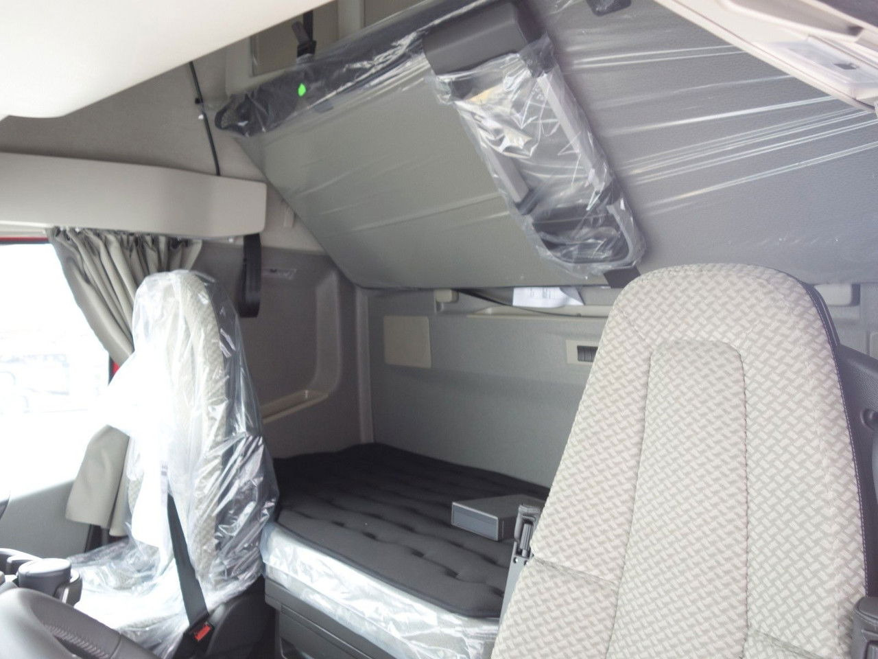 Kamion sa golom šasijom i zatvorenom kabinom Volvo FH 13 XL 460 TC Neue fur Kassbohrer,Rolfo, Rimo: slika 8