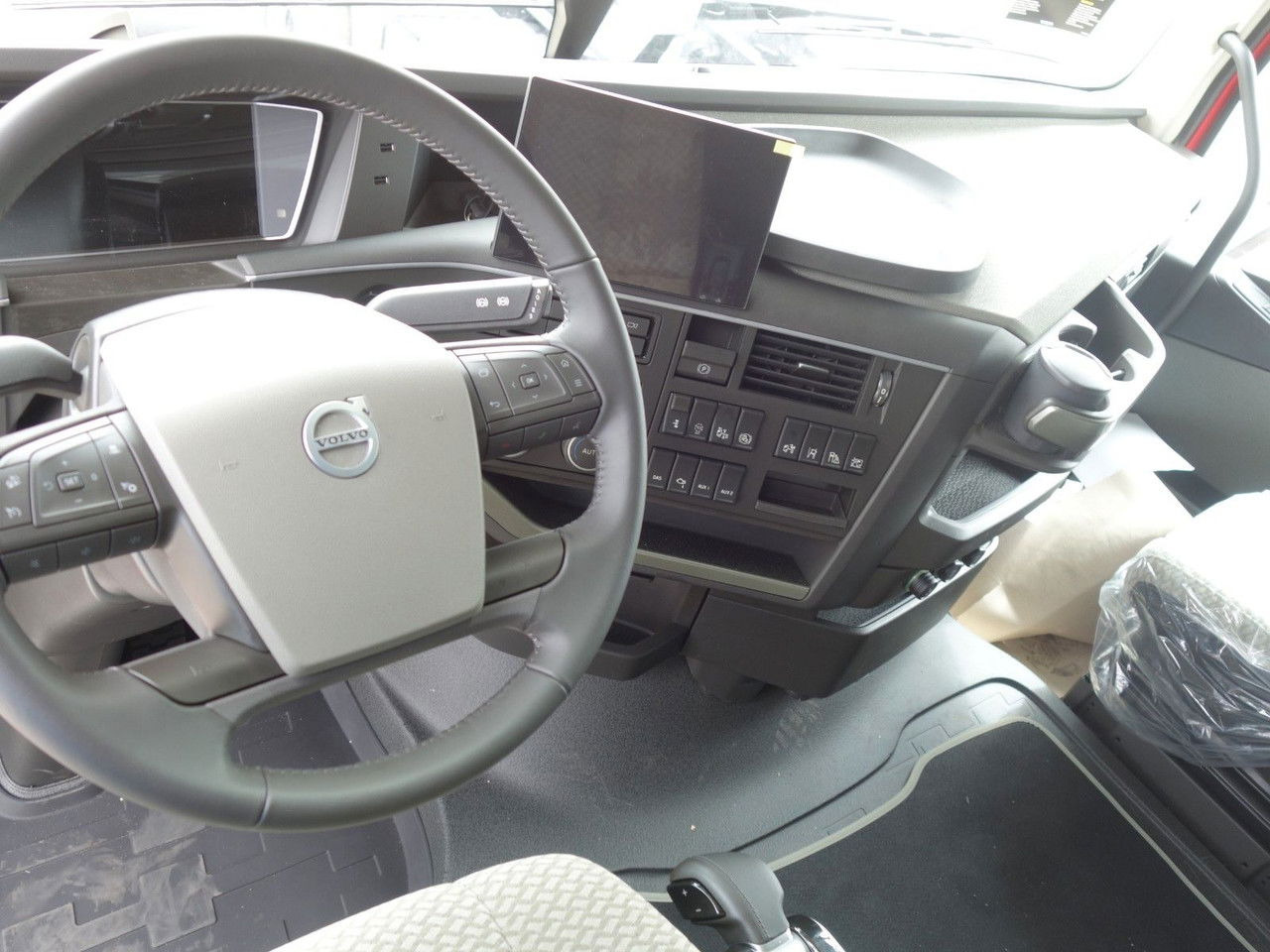 Kamion sa golom šasijom i zatvorenom kabinom Volvo FH 13 XL 460 TC Neue fur Kassbohrer,Rolfo, Rimo: slika 13