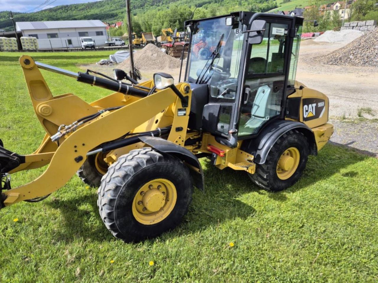 CAT 906H - Utovarivač točkaš: slika 1 CAT 906H - Utovarivač točkaš: slika 1