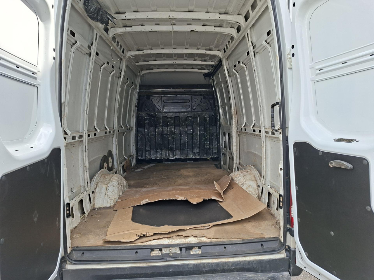 IVECO Daily 35S13V - Putnički kombi: slika 5 IVECO Daily 35S13V - Putnički kombi: slika 5