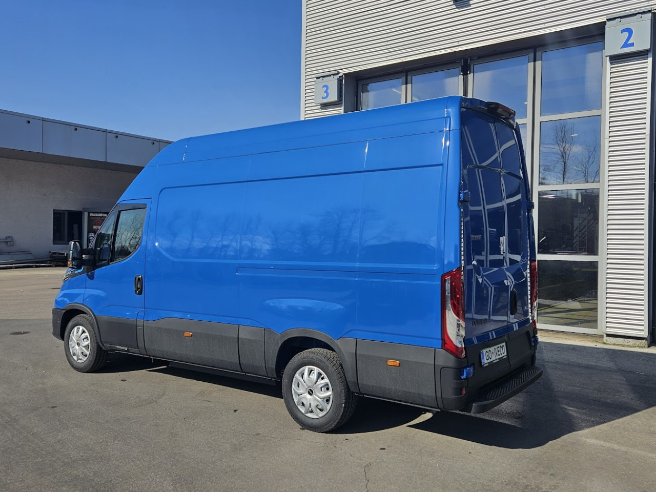 IVECO Daily ELEKTRIČNI 35 C 18H - Putnički kombi, Električno dostavno vozilo: slika 3 IVECO Daily ELEKTRIČNI 35 C 18H - Putnički kombi, Električno dostavno vozilo: slika 3