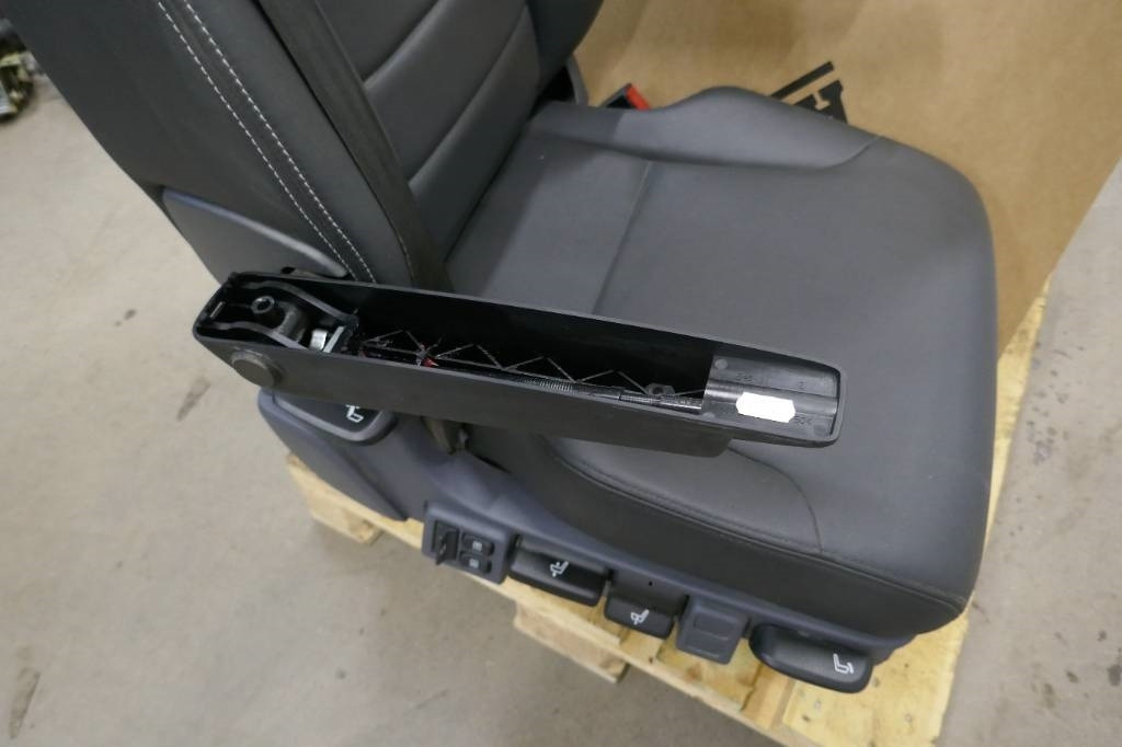 Scania V8 passagerarstol  - Kabina za Kamion: slika 2 Scania V8 passagerarstol  - Kabina za Kamion: slika 2