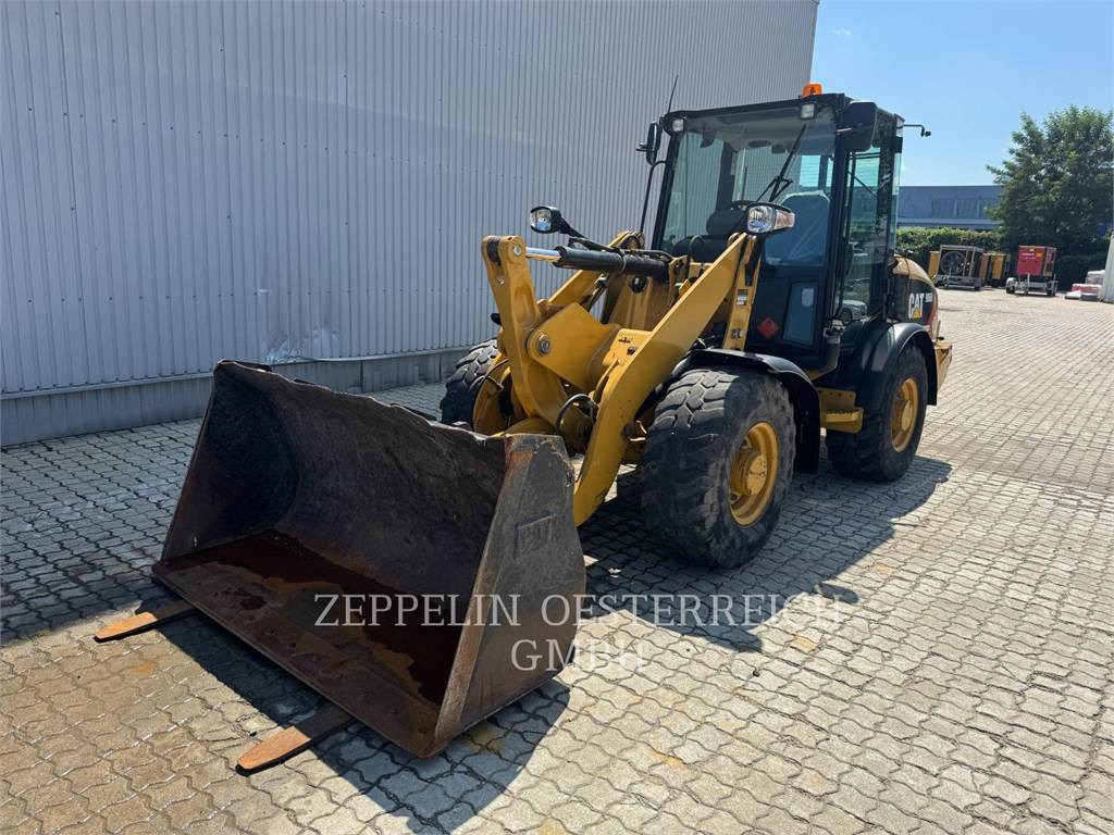 CAT 906H2 - Utovarivač točkaš: slika 1 CAT 906H2 - Utovarivač točkaš: slika 1