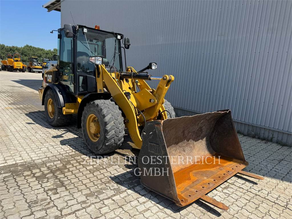 CAT 906H2 - Utovarivač točkaš: slika 2 CAT 906H2 - Utovarivač točkaš: slika 2