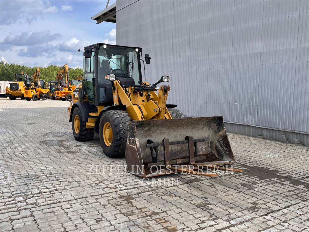 CAT 907M - Utovarivač točkaš: slika 2 CAT 907M - Utovarivač točkaš: slika 2