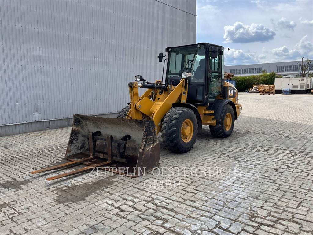 CAT 907M - Utovarivač točkaš: slika 1 CAT 907M - Utovarivač točkaš: slika 1