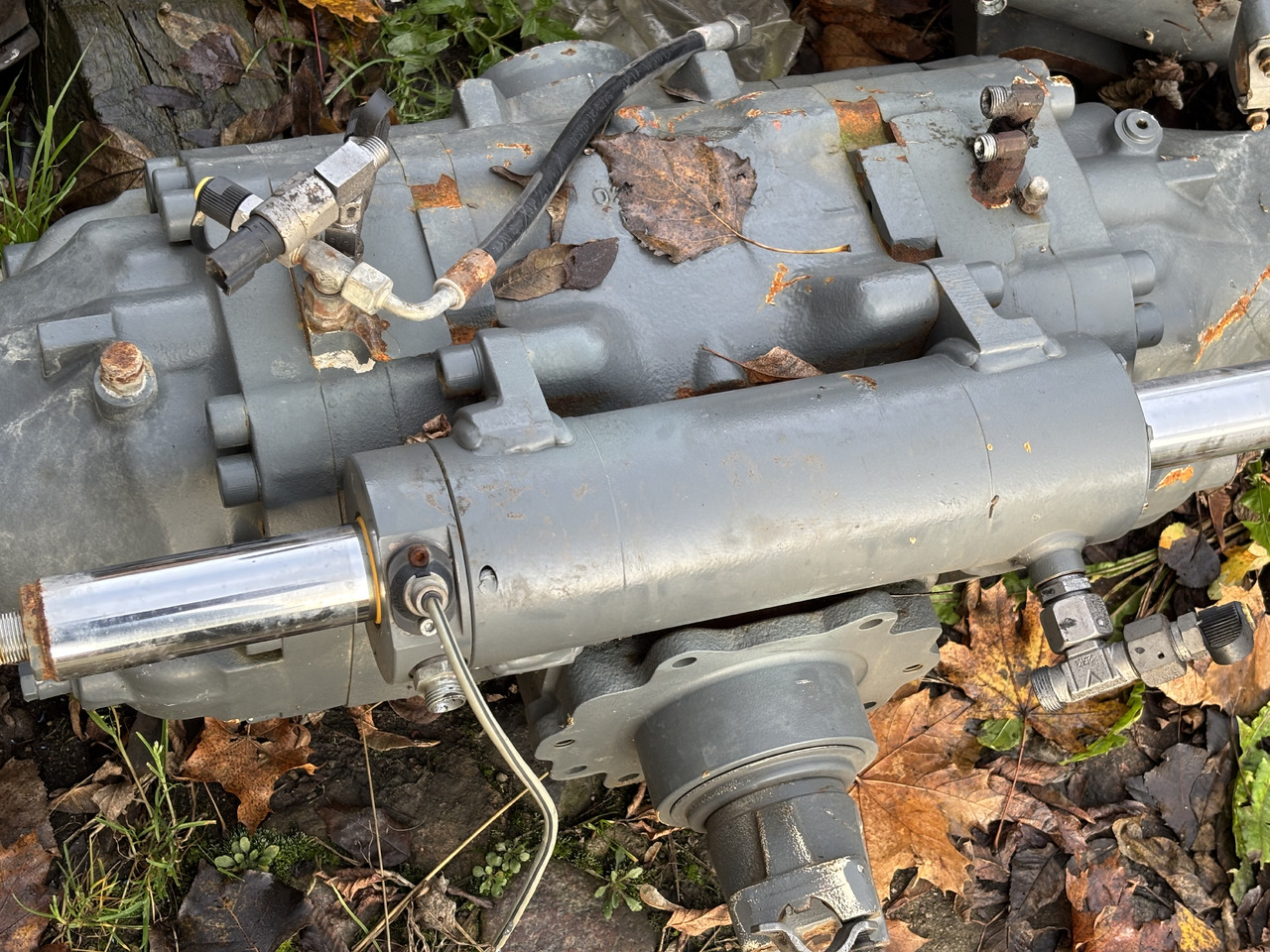 Claas Scorpion 635 Centralna Środkowa Obudowa Osi Przedniej 0019242110 00 1924 211 0 - Prednja osovina za Traktor: slika 2 Claas Scorpion 635 Centralna Środkowa Obudowa Osi Przedniej 0019242110 00 1924 211 0 - Prednja osovina za Traktor: slika 2