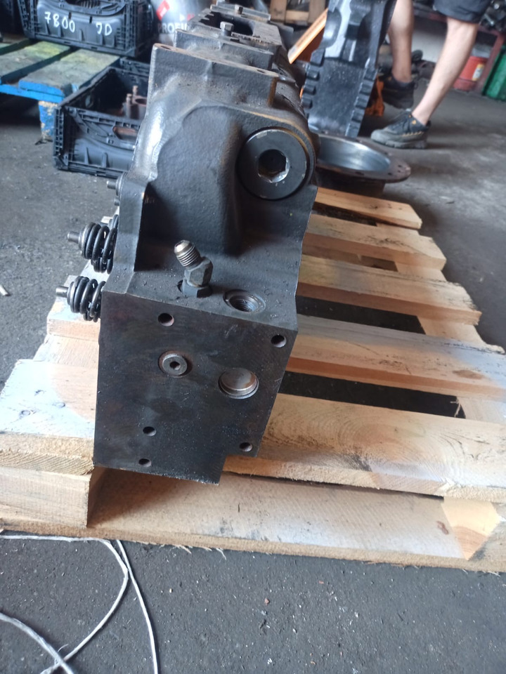 Claas Xerion Cat C9 - głowica cylindrów 2134360 213-4360 332-3619 - Zaglavlje motora za Poljoprivredna mašina: slika 5 Claas Xerion Cat C9 - głowica cylindrów 2134360 213-4360 332-3619 - Zaglavlje motora za Poljoprivredna mašina: slika 5