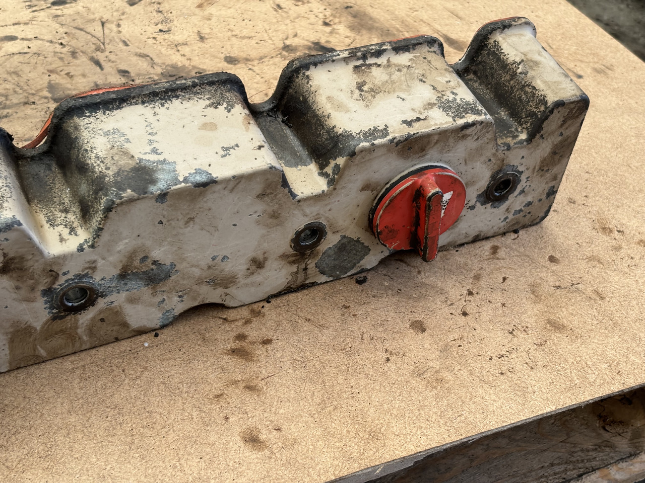 Cummins 8.3 6CT 6CTA 6CTAA Pokrywa Zaworów 3930903 - Motor i delovi: slika 3 Cummins 8.3 6CT 6CTA 6CTAA Pokrywa Zaworów 3930903 - Motor i delovi: slika 3