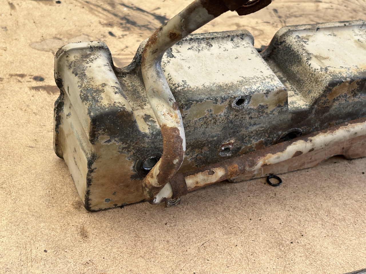 Cummins 8.3 6CT 6CTA 6CTAA Pokrywa Zaworów 3930903 - Motor i delovi: slika 2 Cummins 8.3 6CT 6CTA 6CTAA Pokrywa Zaworów 3930903 - Motor i delovi: slika 2