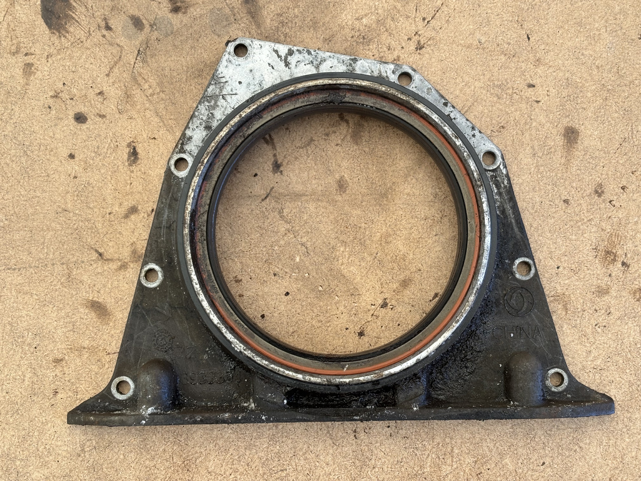 Cummins 8.3 6CT 6CTA 6CTAA Tylna Pokrywa, Obudowa Uszczelniacza Wału Korbowego 3933384 - Motor i delovi: slika 2 Cummins 8.3 6CT 6CTA 6CTAA Tylna Pokrywa, Obudowa Uszczelniacza Wału Korbowego 3933384 - Motor i delovi: slika 2