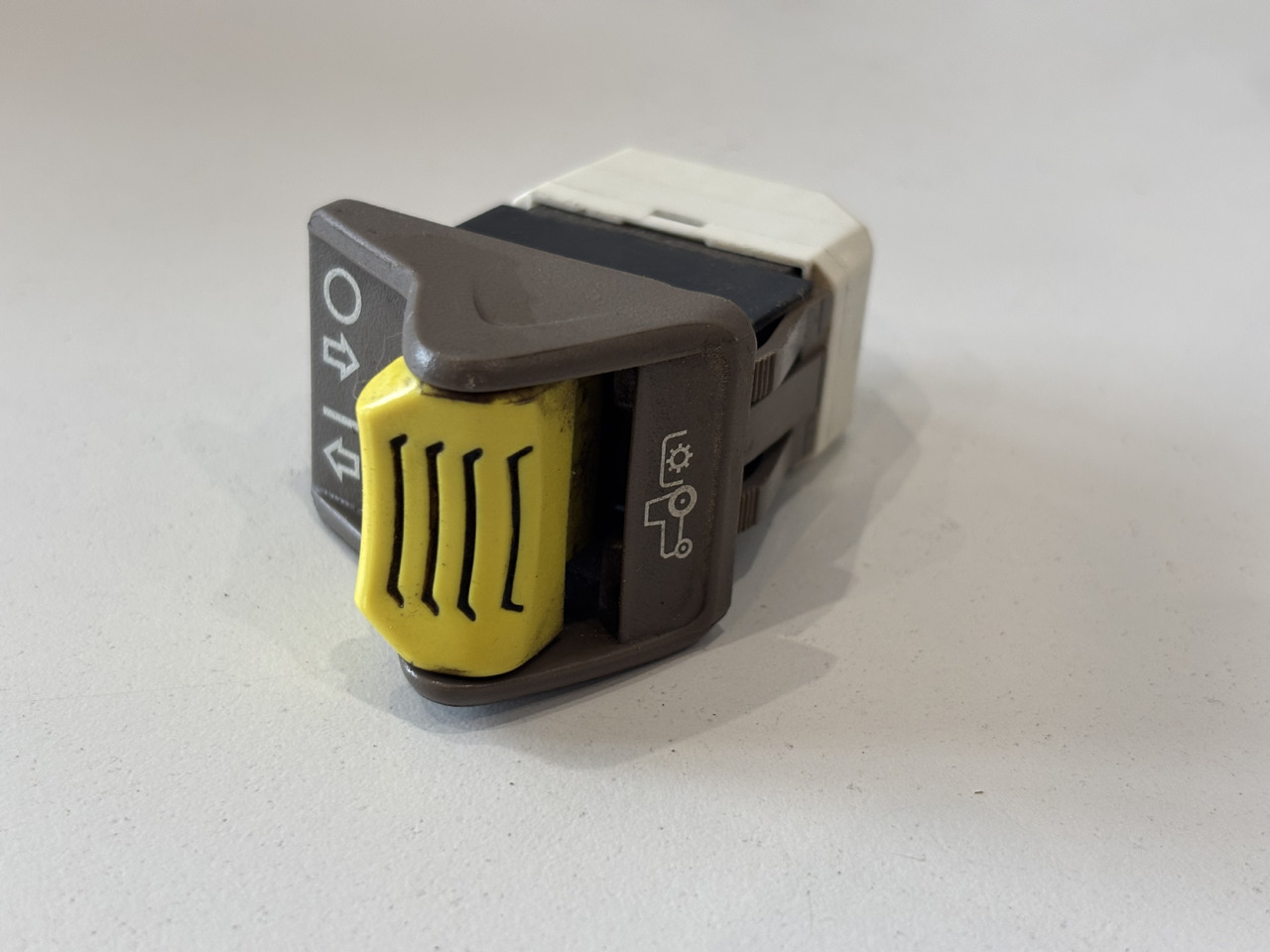 John Deere 6M 6R 6xxx Przełącznik Sterowania tylnym WOM AL218836 - Električni sistem za Poljoprivredna mašina: slika 1 John Deere 6M 6R 6xxx Przełącznik Sterowania tylnym WOM AL218836 - Električni sistem za Poljoprivredna mašina: slika 1