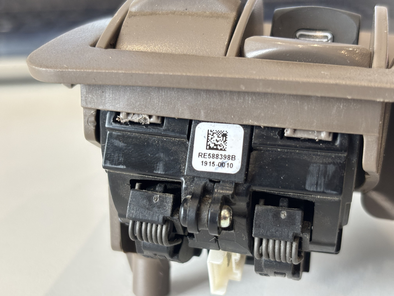 John Deere 6R 7M 6xxx 7xxx 8xxx 9xxx Lewy Moduł Sterujący Przełącznik RE588399 - Električni sistem za Poljoprivredna mašina: slika 5 John Deere 6R 7M 6xxx 7xxx 8xxx 9xxx Lewy Moduł Sterujący Przełącznik RE588399 - Električni sistem za Poljoprivredna mašina: slika 5