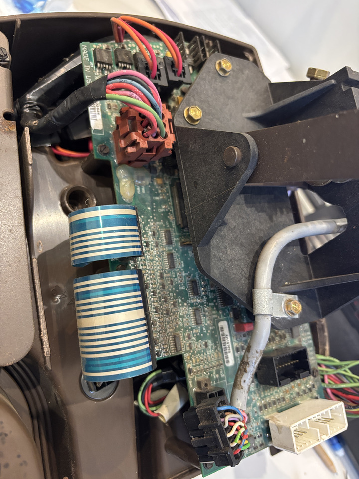 John Deere 9650 9750 STS CTS - płytka elektryczna podłokietnika AH167623 - Električni sistem za Traktor: slika 2 John Deere 9650 9750 STS CTS - płytka elektryczna podłokietnika AH167623 - Električni sistem za Traktor: slika 2