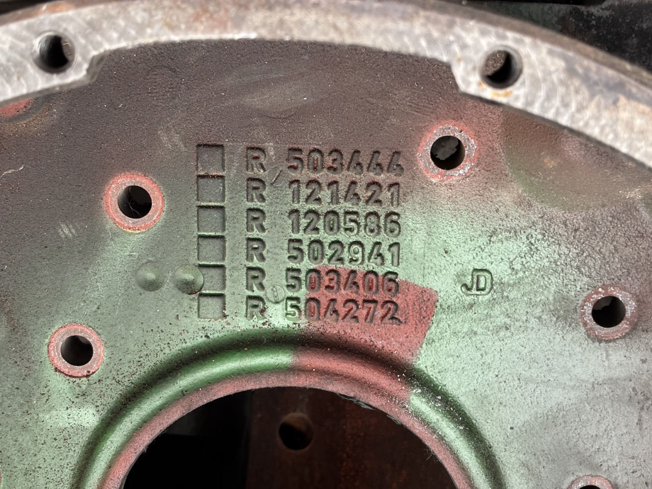 John Deere R503444 R121421 R120586 502941 R503406 R504272 Obudowa Koła Zamachowego - Zamajac za Poljoprivredna mašina: slika 2 John Deere R503444 R121421 R120586 502941 R503406 R504272 Obudowa Koła Zamachowego - Zamajac za Poljoprivredna mašina: slika 2