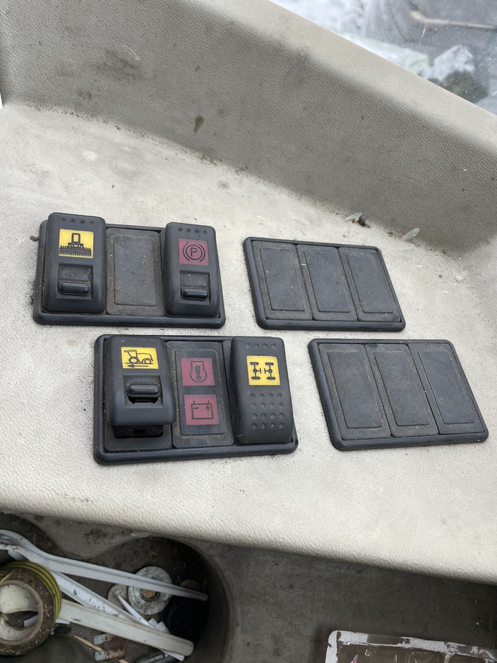 Krone Big M II - przełączniki panel sterujący - Električni sistem za Poljoprivredna mašina: slika 1 Krone Big M II - przełączniki panel sterujący - Električni sistem za Poljoprivredna mašina: slika 1