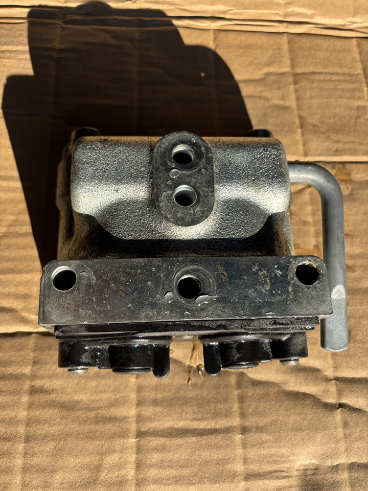 Massey Fergusson - zawór gniazdo hydrauliczne 3796260M1 ACP0307080 - Hidraulični ventil za Poljoprivredna mašina: slika 1 Massey Fergusson - zawór gniazdo hydrauliczne 3796260M1 ACP0307080 - Hidraulični ventil za Poljoprivredna mašina: slika 1