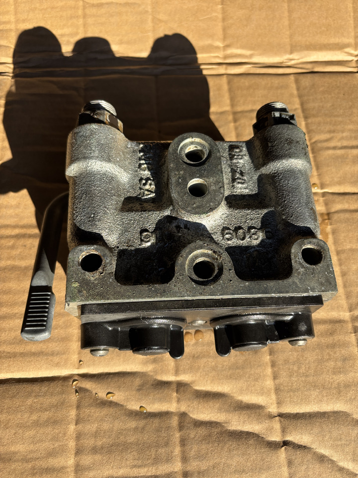 Massey Fergusson - zawór gniazdo hydrauliczne 3796260M1 ACP0307080 - Hidraulični ventil za Poljoprivredna mašina: slika 3 Massey Fergusson - zawór gniazdo hydrauliczne 3796260M1 ACP0307080 - Hidraulični ventil za Poljoprivredna mašina: slika 3