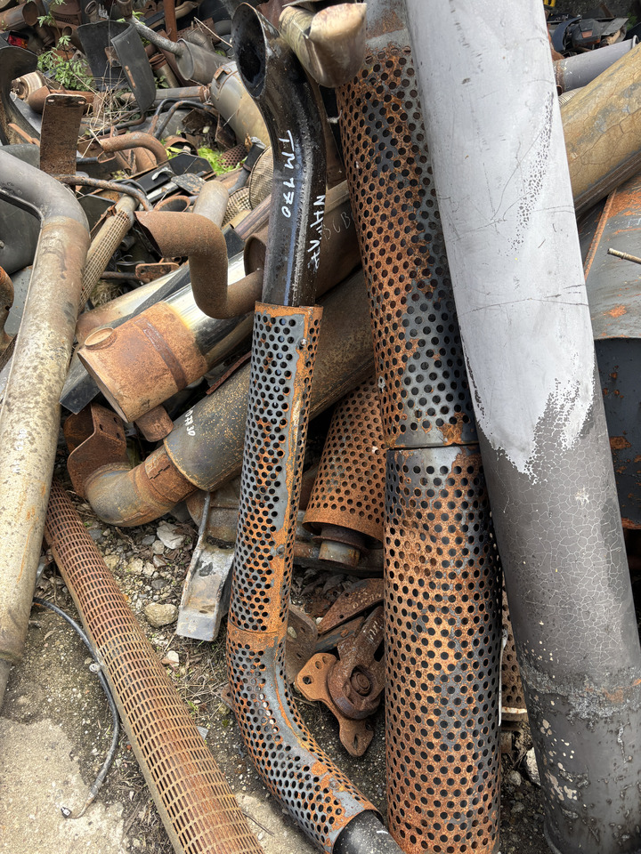 New Holland TM130 TM175 TM190 - tłumik wydech 82022974 - Auspuh za Poljoprivredna mašina: slika 1 New Holland TM130 TM175 TM190 - tłumik wydech 82022974 - Auspuh za Poljoprivredna mašina: slika 1