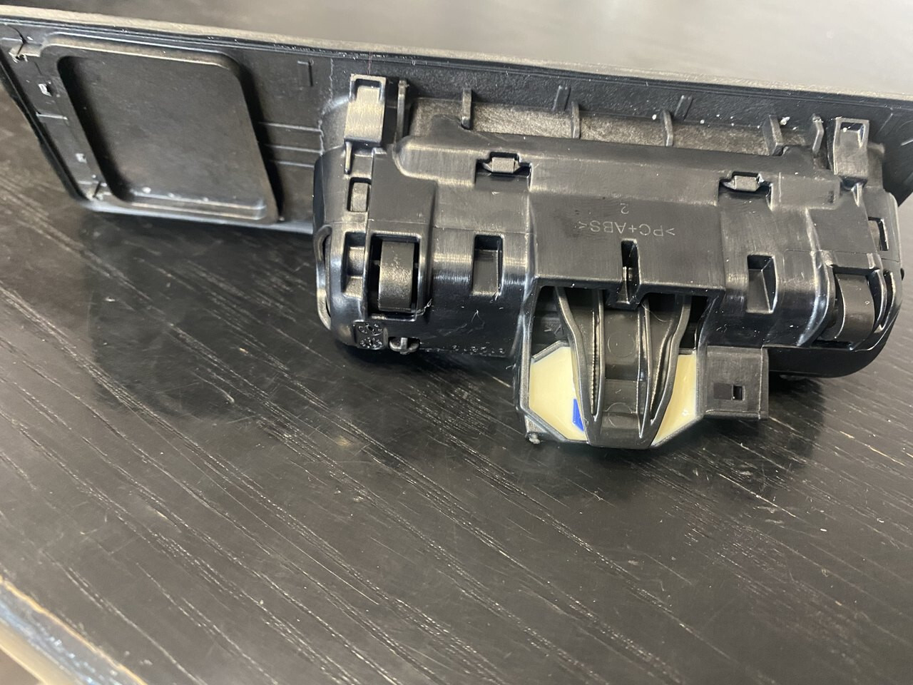 Rączka tylnej klapy bagaźnika - przycisk bagaźnika BMW x1 F48 - Karoserija i eksterijer za Automobil: slika 2 Rączka tylnej klapy bagaźnika - przycisk bagaźnika BMW x1 F48 - Karoserija i eksterijer za Automobil: slika 2