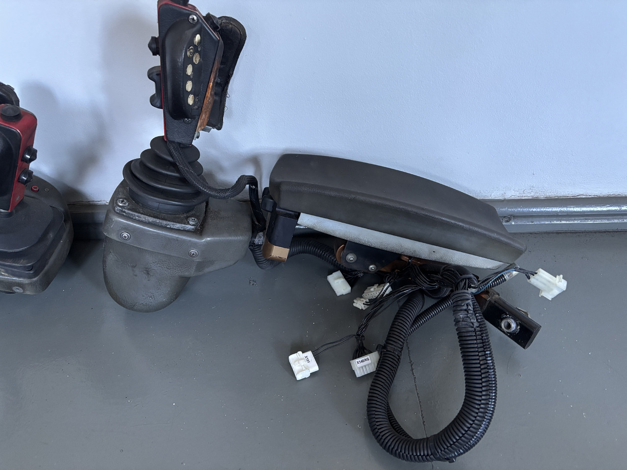 Valmet Harvester - joystick z podłokietnikiem - sterowanie - Ručica menjača za Poljoprivredna mašina: slika 1 Valmet Harvester - joystick z podłokietnikiem - sterowanie - Ručica menjača za Poljoprivredna mašina: slika 1