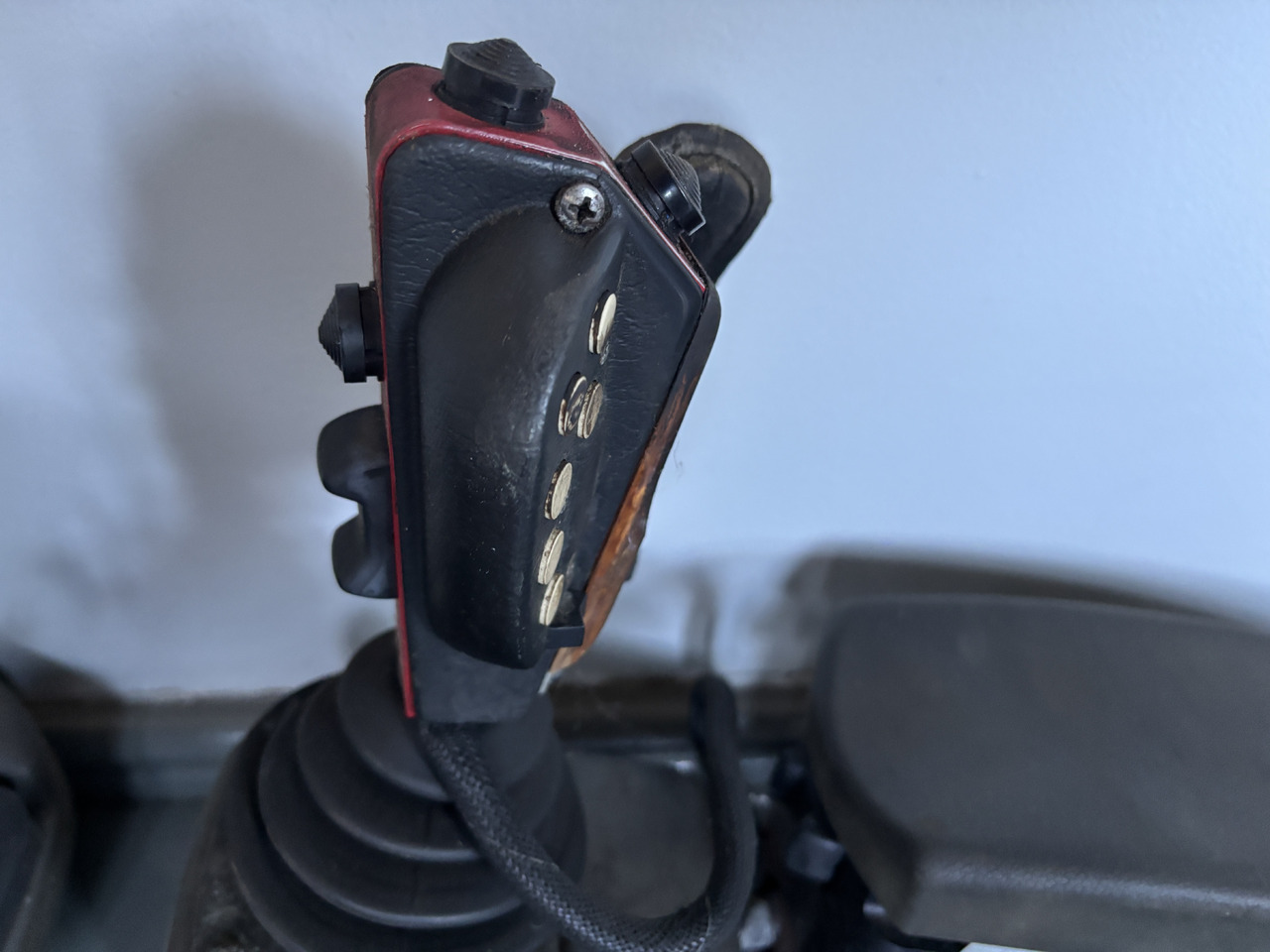 Valmet Harvester - joystick z podłokietnikiem - sterowanie - Ručica menjača za Poljoprivredna mašina: slika 2 Valmet Harvester - joystick z podłokietnikiem - sterowanie - Ručica menjača za Poljoprivredna mašina: slika 2