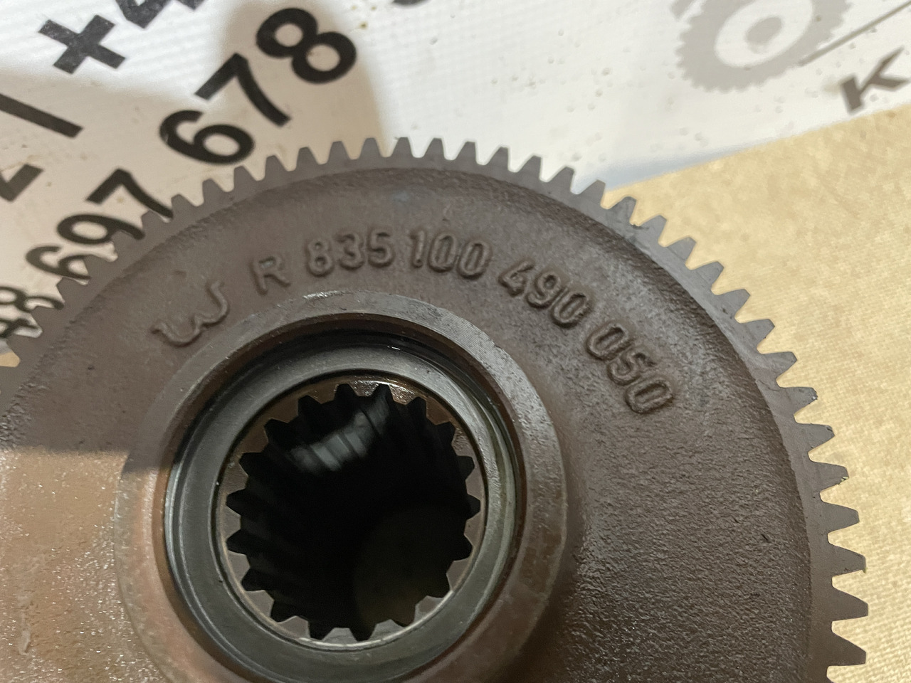 Valtra S354 Massey 8480 - skrzynia biegów - koło zębate pompy oleju R835100490030 - Menjač za Poljoprivredna mašina: slika 1 Valtra S354 Massey 8480 - skrzynia biegów - koło zębate pompy oleju R835100490030 - Menjač za Poljoprivredna mašina: slika 1