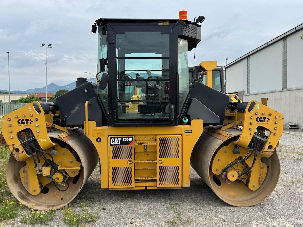 Caterpillar CD54B - Valjak za puteve: slika 1 Caterpillar CD54B - Valjak za puteve: slika 1