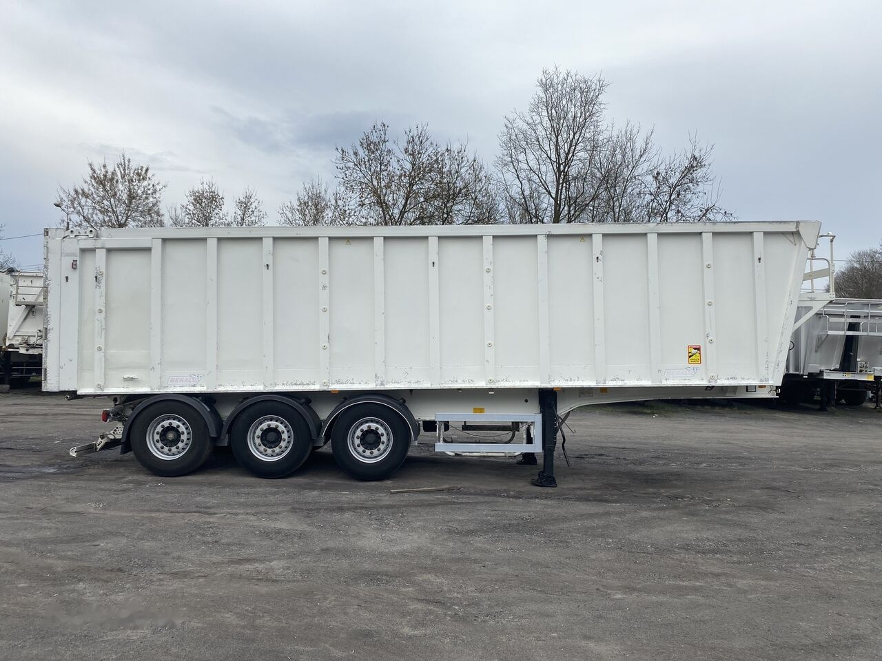 Benalu - Poluprikolica istovarivača: slika 2 Benalu - Poluprikolica istovarivača: slika 2