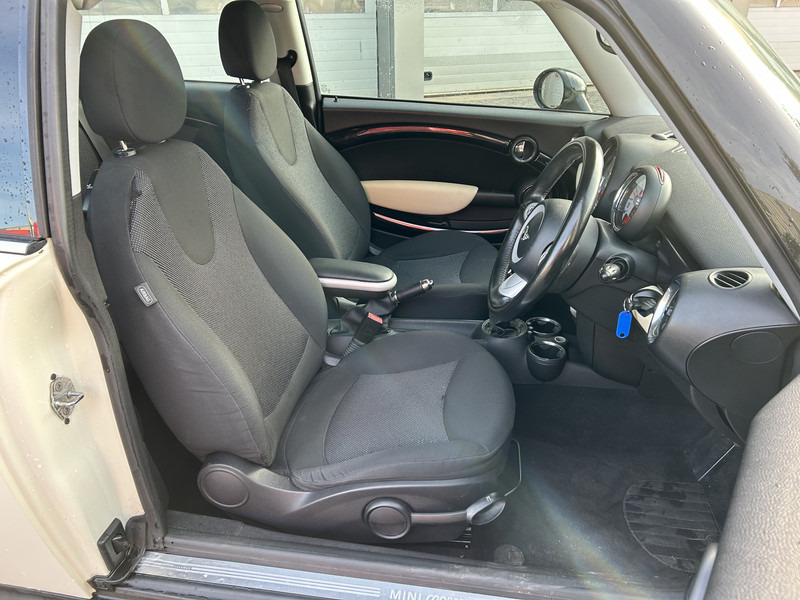 MINI Clubman 1.6 Cooper RHD / Airco / APK TUV 11-25 - Automobil: slika 3 MINI Clubman 1.6 Cooper RHD / Airco / APK TUV 11-25 - Automobil: slika 3