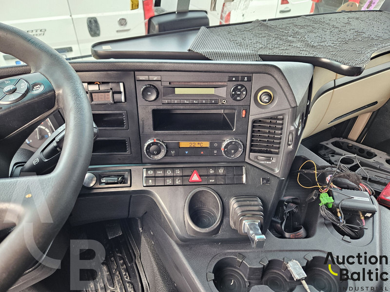 Kamion sa golom šasijom i zatvorenom kabinom Mercedes-Benz Actros 1843: slika 8