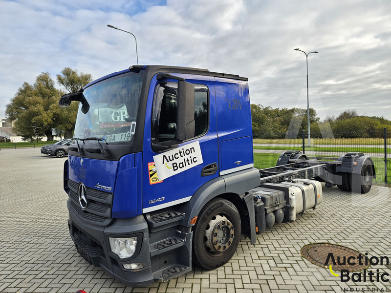 Mercedes-Benz Actros 1843 - Kamion sa golom šasijom i zatvorenom kabinom: slika 3 Mercedes-Benz Actros 1843 - Kamion sa golom šasijom i zatvorenom kabinom: slika 3