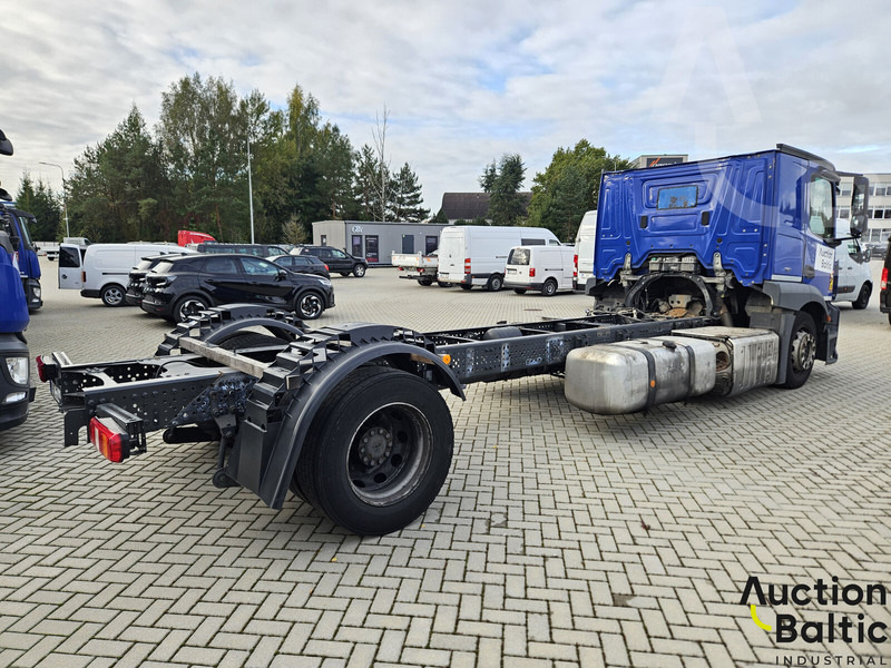 Mercedes-Benz Actros 1843 - Kamion sa golom šasijom i zatvorenom kabinom: slika 4 Mercedes-Benz Actros 1843 - Kamion sa golom šasijom i zatvorenom kabinom: slika 4